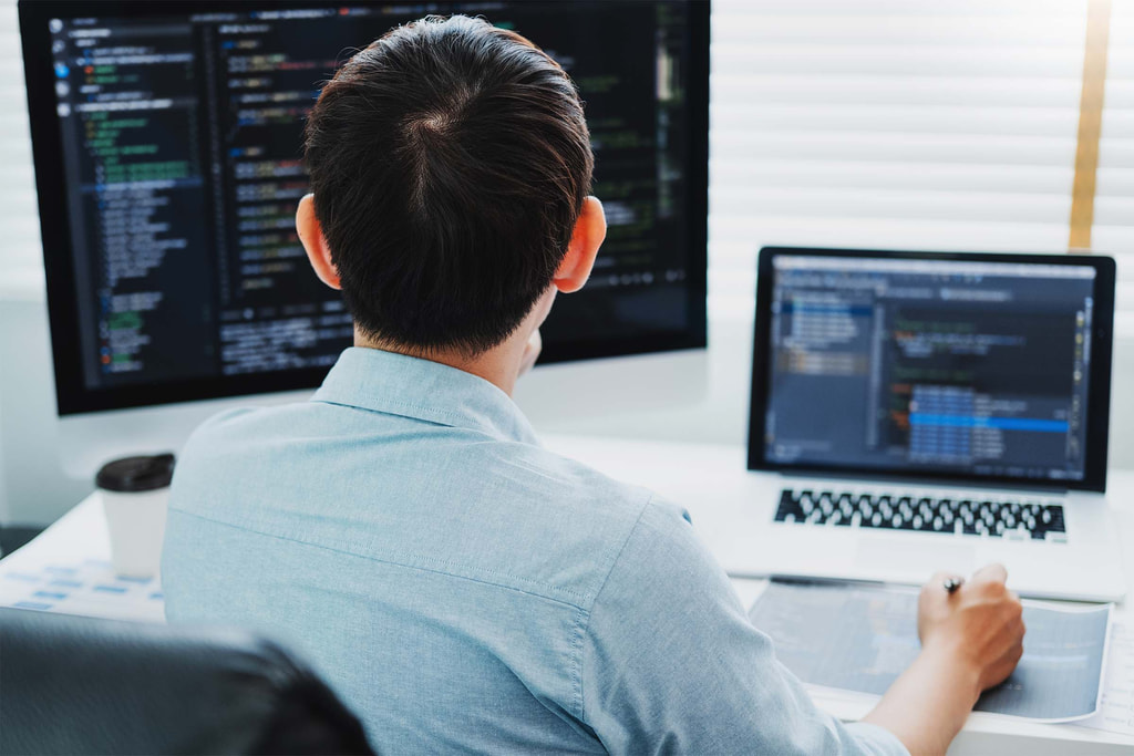 Equipo de ingeniería de TECLATINA desarrollando soluciones de software
